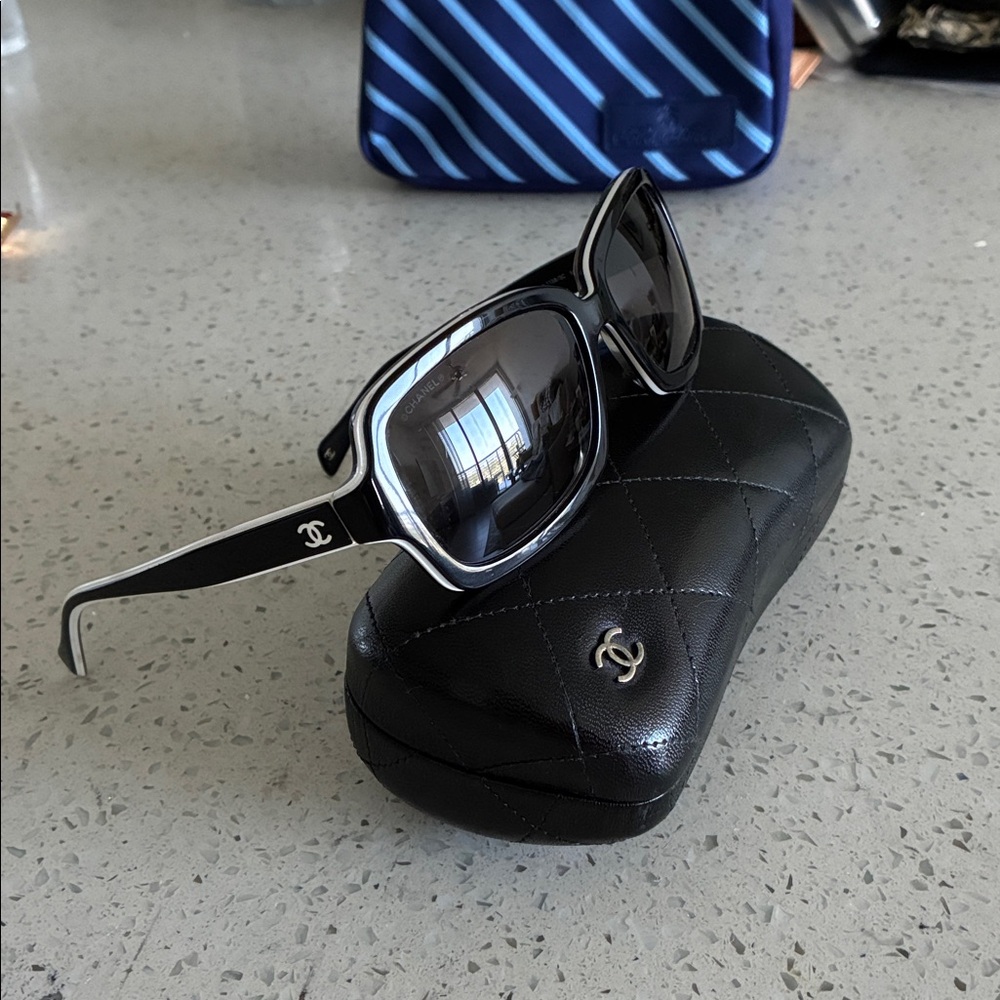 CHANEL Black Sunglasses with case - Picture 2 of 8